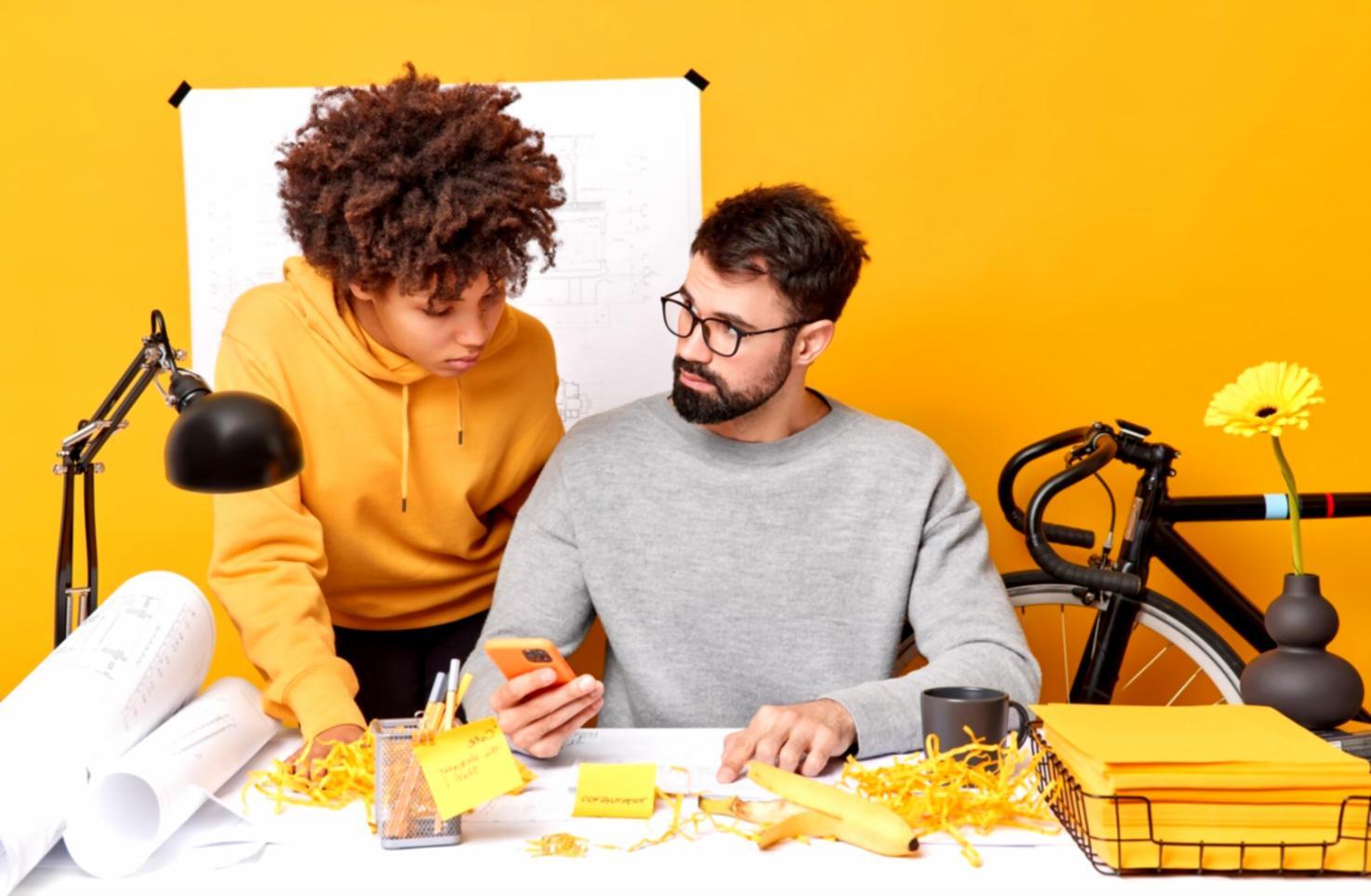 Familia aprendiendo sobre finanzas con diferentes dispositivos y métodos